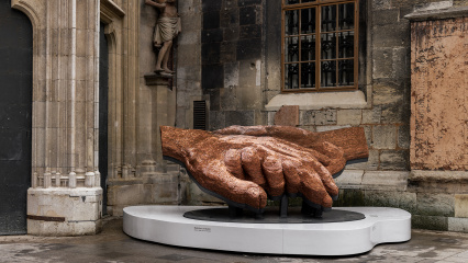 Posterframe von #wienLEBT: Skulptur Raising Hands: Eröffnung