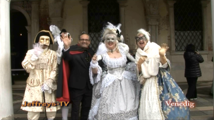Posterframe von Jeffrey: Karnevalzauber in Venedig: Ein Fest der Masken und Magie