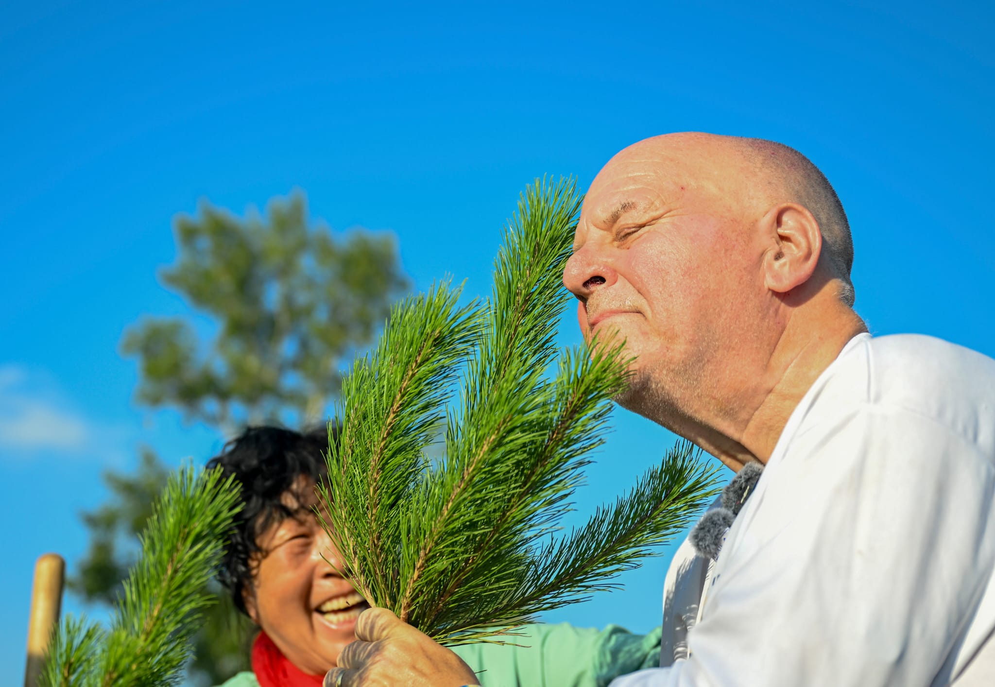 Ronald Sakolsky and Yin Yuzhen planting a sapling