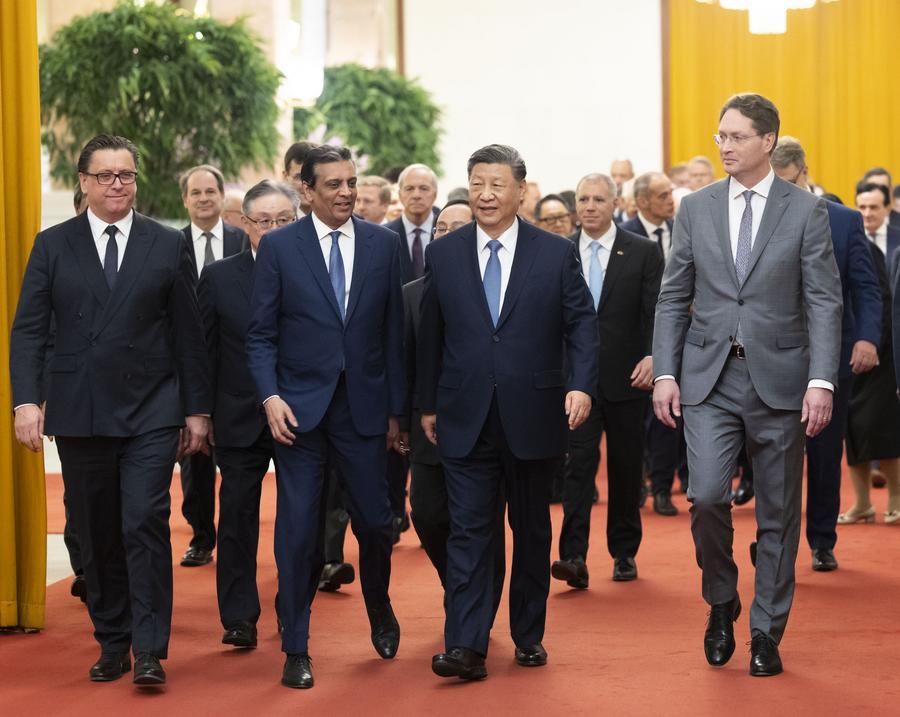 Chinese President Xi Jinping meets with representatives of the international business community at the Great Hall