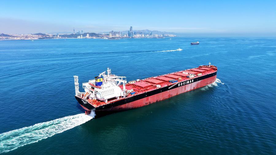 Drohnenaufnahme eines Green-Fuel-Schiffs bei Seeversuchen in der Jiaozhou-Bucht, Qingdao
