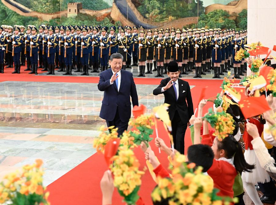 Xi Jinping holds a welcome ceremony for Sultan of Brunei Haji Hassanal Bolkiah Mu'izzaddin Waddaulah