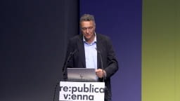 re:publica Wien: PUHEENVUOROITUS YHTEISÖLLISISTÄ MEDIAJÄRJESTELMISTÄ KARIM EL-GAWHARYN kanssa
