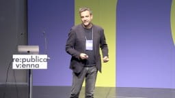 re:publica Viena: PERIODISMO INVESTIGATIVO COMO ARTESANÍA: POR QUÉ LOS MEDIOS DEBERÍAN APRENDER TÉCNICAS DE INVESTIGACIÓN ANTIGUAS PARA SALVAR LA DEMOCRACIA LIBERAL - FLORIAN KLENK