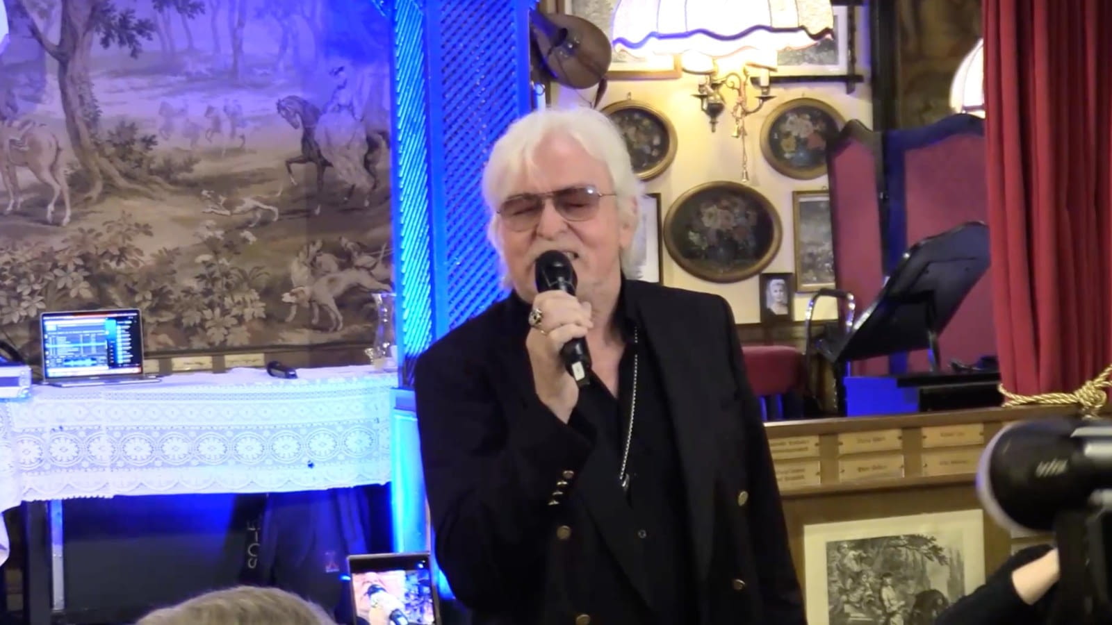 DER WAL INTERESSIERT SICH FÜR FISCH